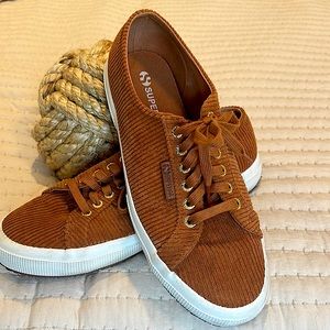 Barely worn Superga in super condition.